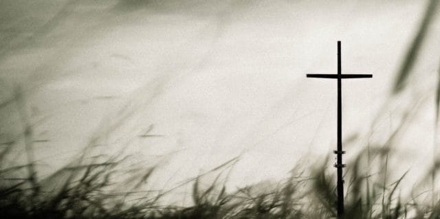 Kors med gräs i förgrunden