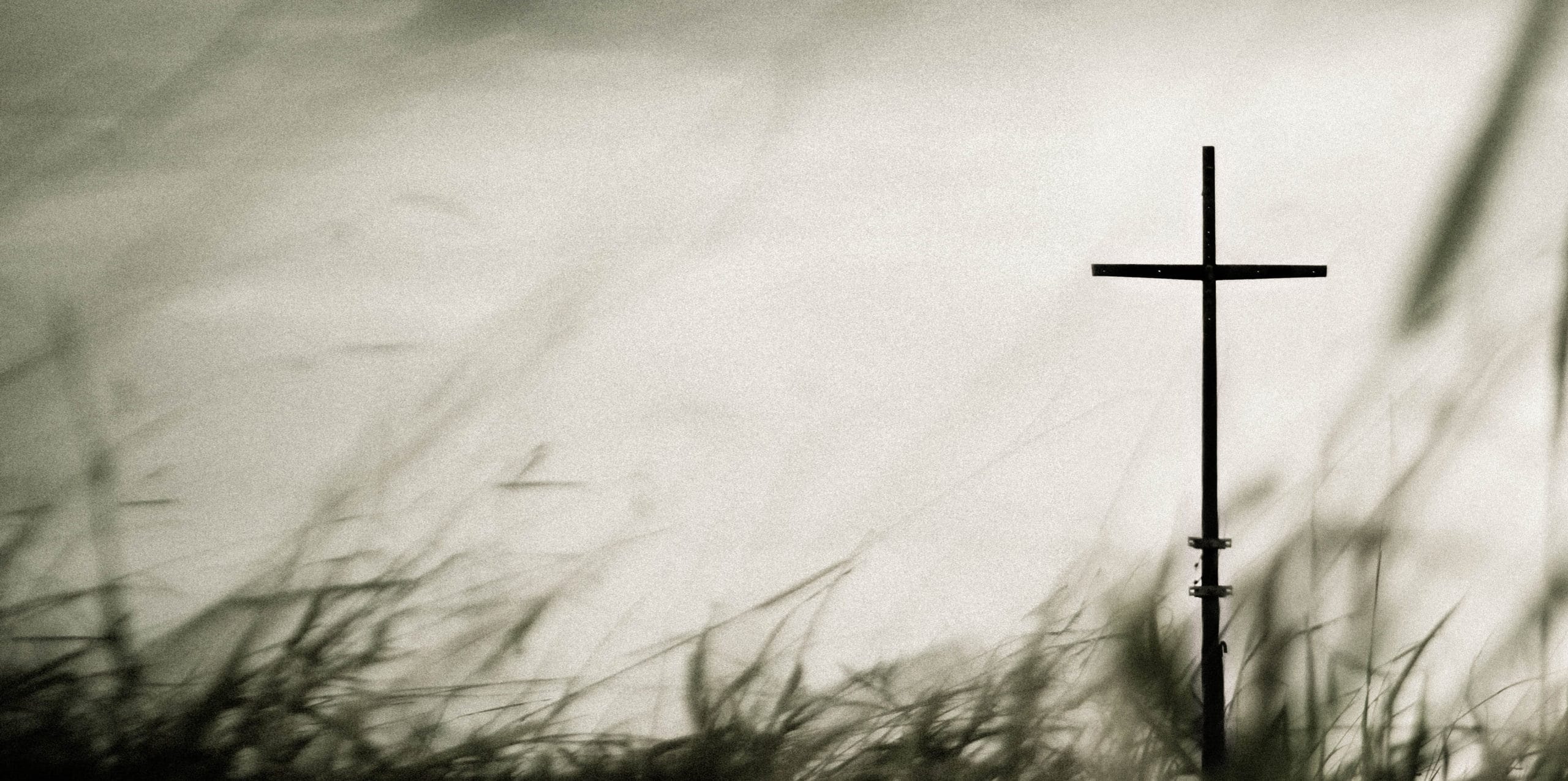 Kors med gräs i förgrunden