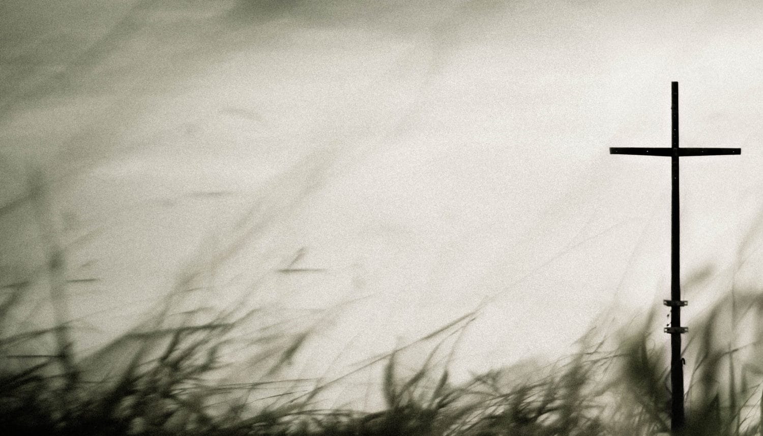 Kors med gräs i förgrunden